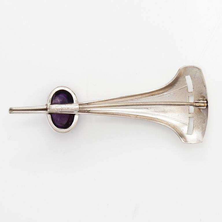 Elis Kauppi, A silver brooch with an amethyst. Kupittaan kulta, Turku 1959.