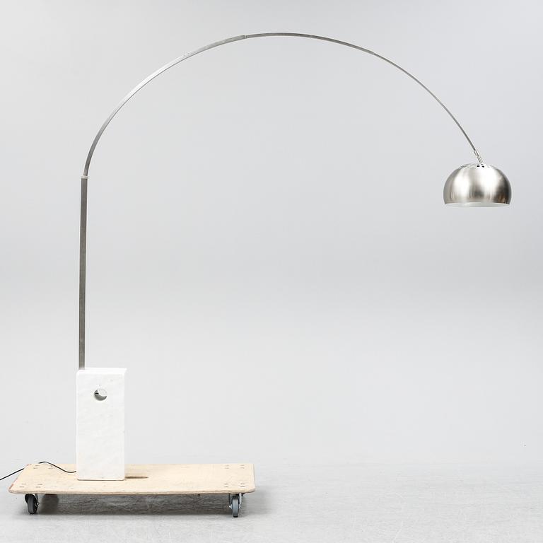 Achille & Pier Castiglioni, golvlampa, "Arco" för Flos, Italien 1900-talets senare del.