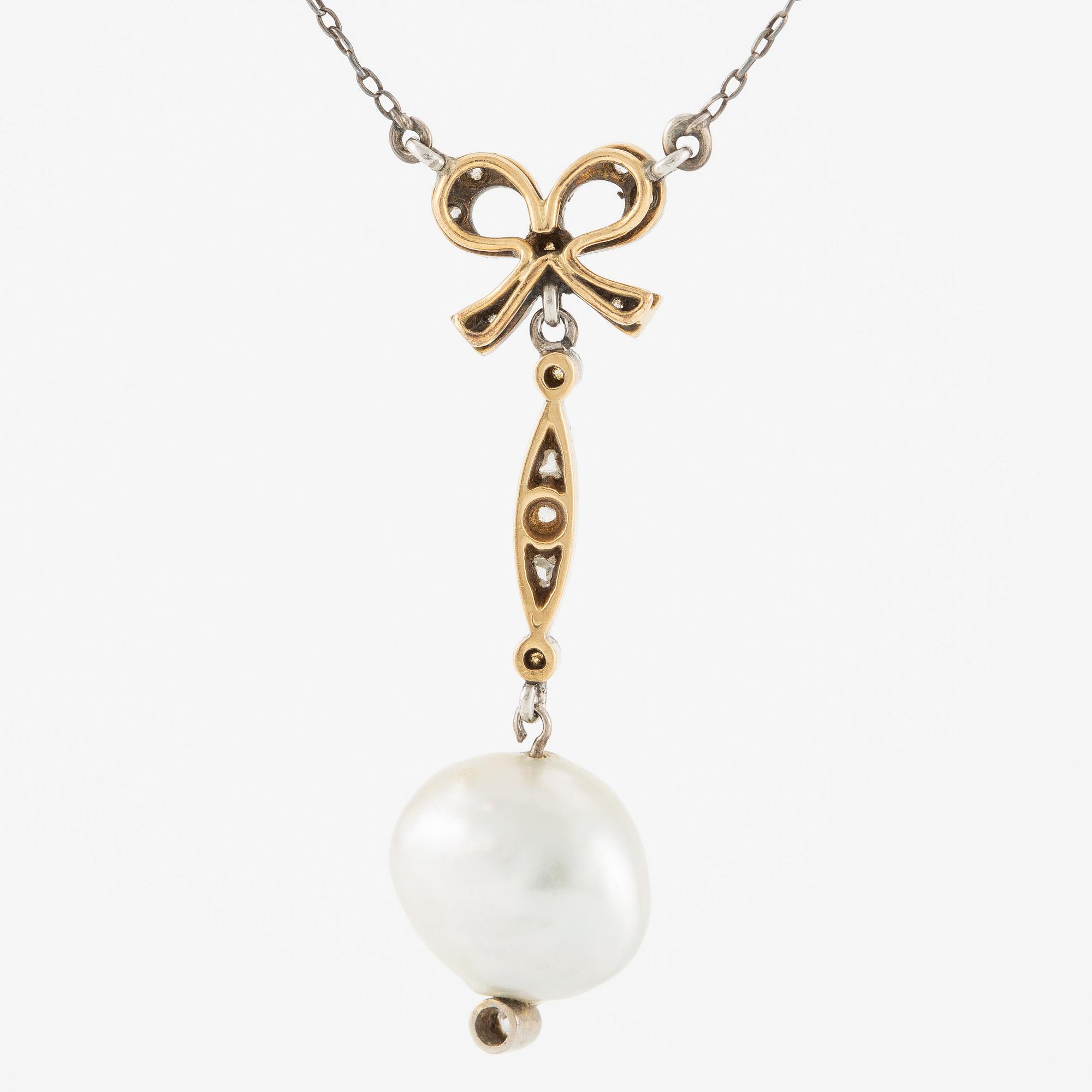 Collier 18K guld och silver med en odlad pärla och rosenslipade diamanter.