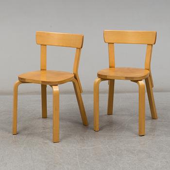 ALVAR AALTO, bord samt två stolar modell 69, Artek.