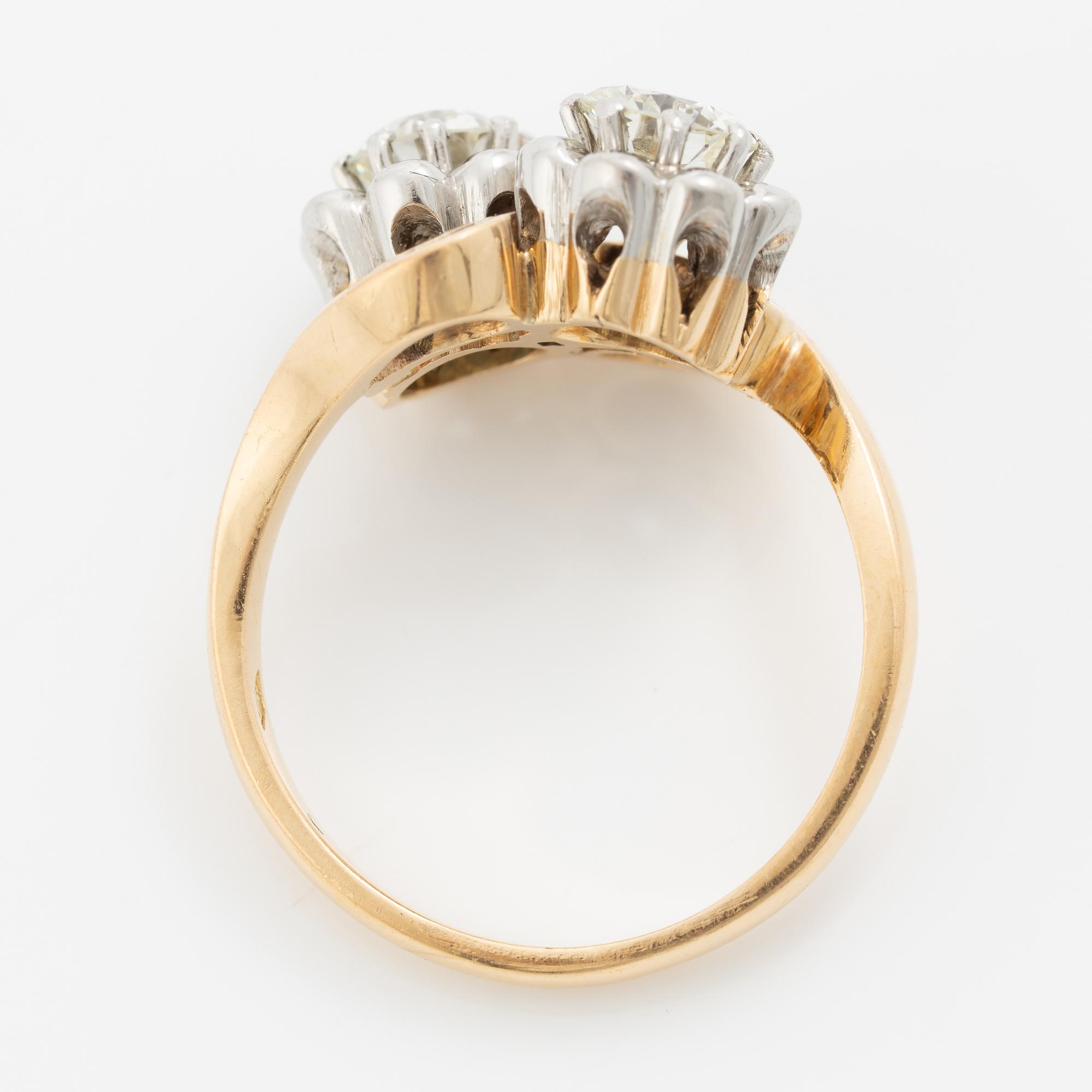 Ring 18K gold with two round brilliant-cut diamonds.