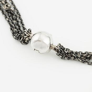 A clasp in 18K white gold with two Ole Lynggaard silver necklaces.