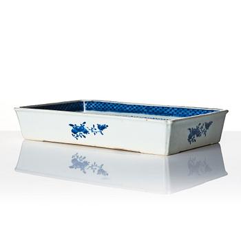 A blue and white tray, Qing dynasty, circa 1800.