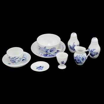 TE- OCH KAFFESERVISDELAR, 51 st, porslin, "Blå blomst", Royal Copenhagen, 1900-tal.