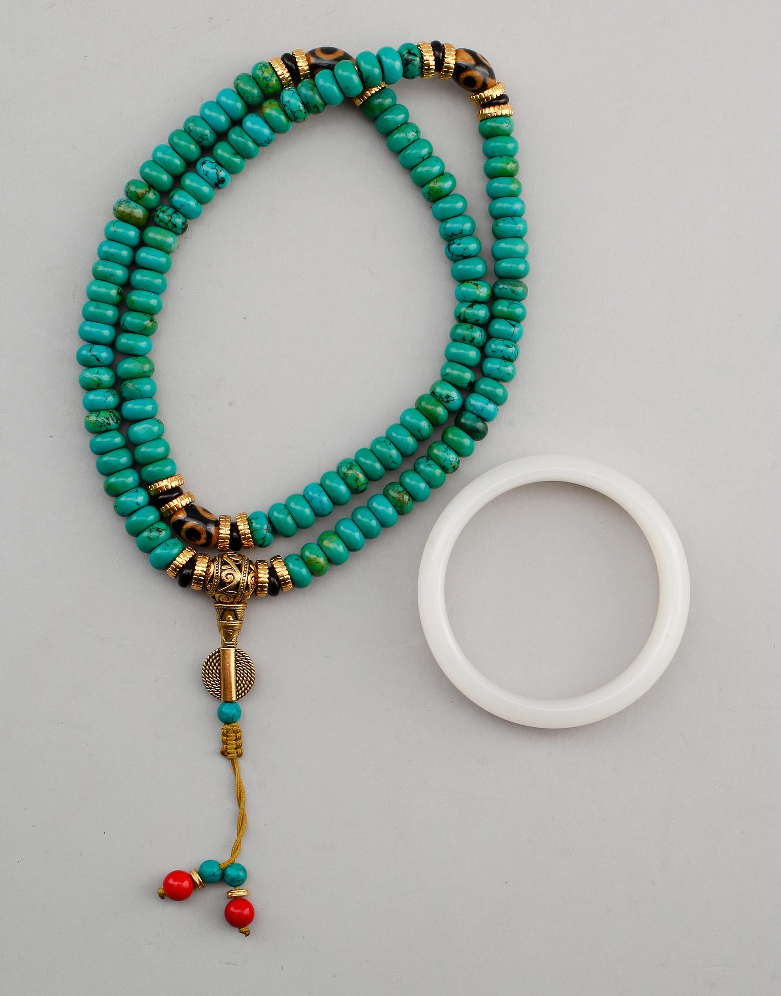 HALSBAND OCH ARMBAND, sten och nefrit, Kina, 2000-tal.