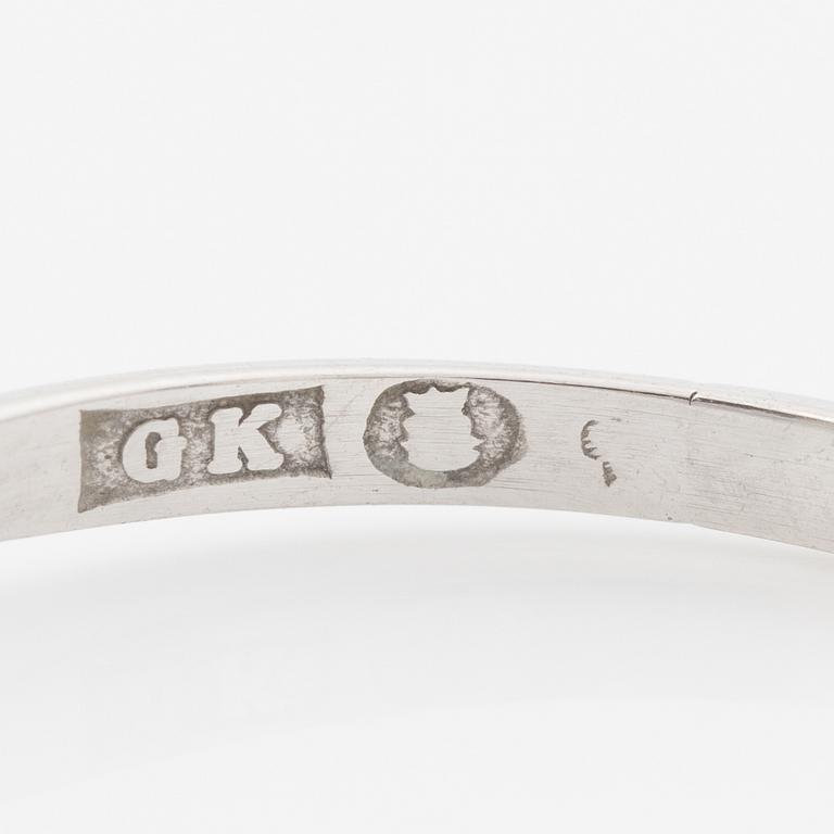 Ring with a brilliant-cut diamond.
