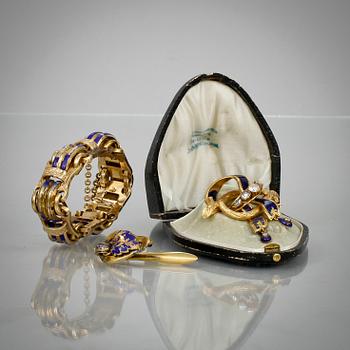 SMYCKEUPPSÄTTNING, 18 resp 14k guld samt emalj, 3 delar. Delvis Stockholm. 1800-talets mitt. Vikt tot 53 g.