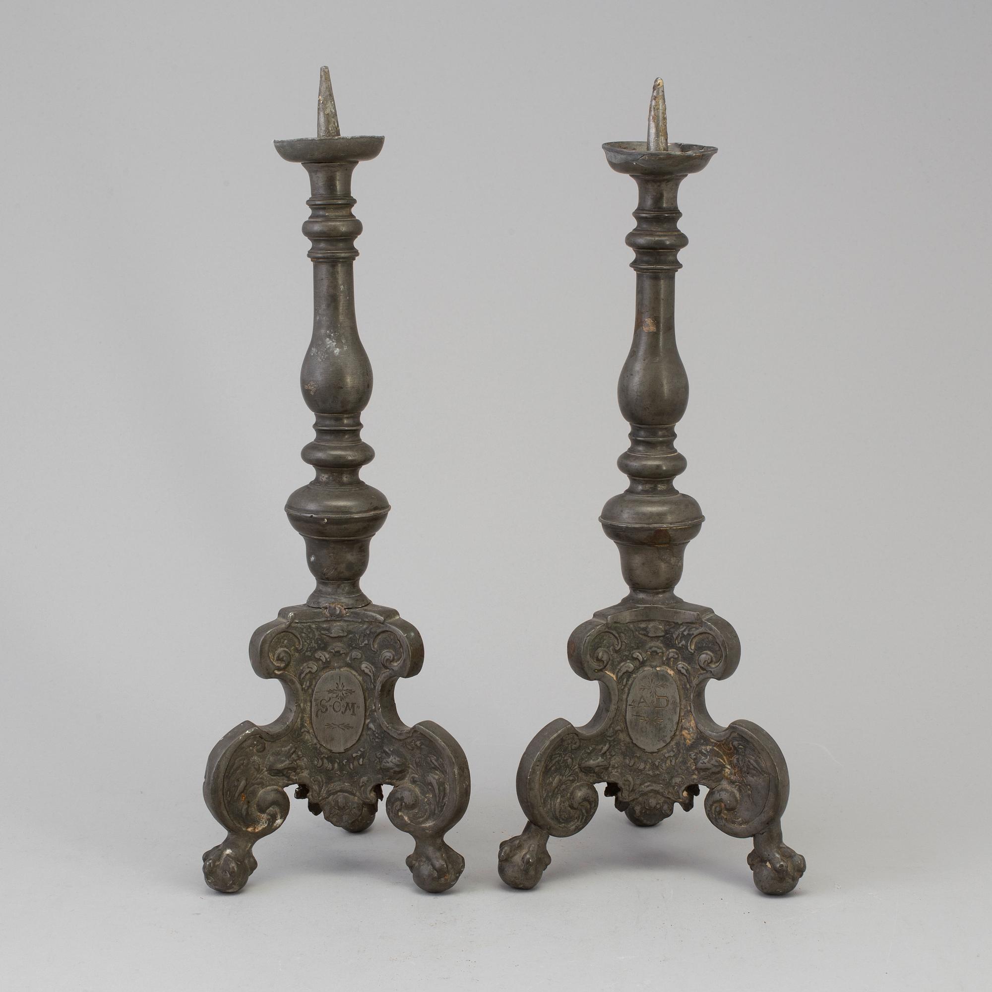 LJUSSTAKAR, ett par, tenn, daterade 1684.