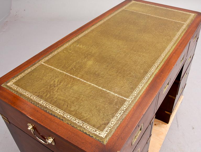 SKRIVBORD, England, 1900-talets andra hälft.