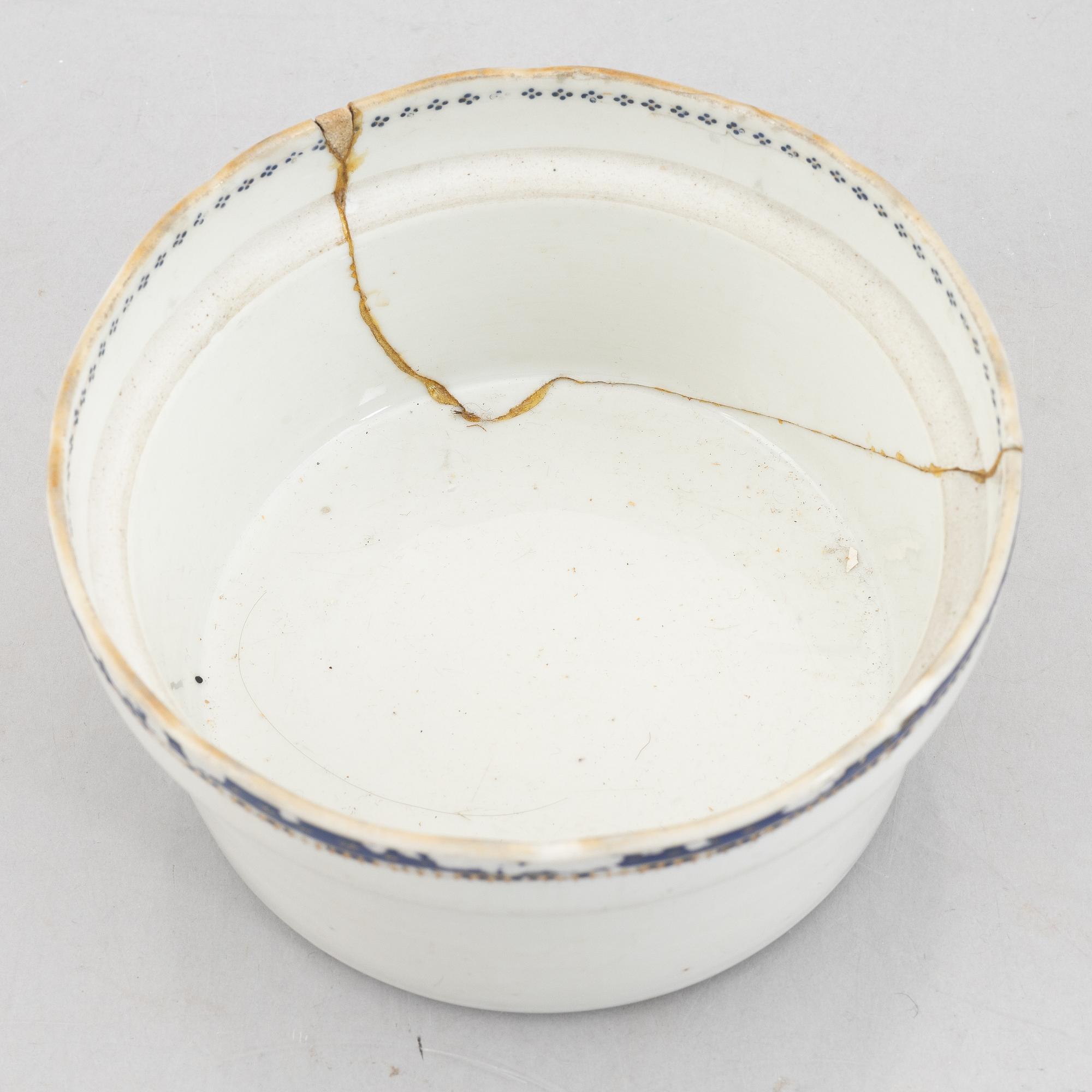 Tallrikar fyra stycken samt smörask med lock, kompaniporslin, Qingdynastin, Jiaqing (1796-1820).