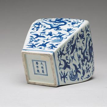 A blue and white vase, late Qing dynasty/Republic with Wanli mark.