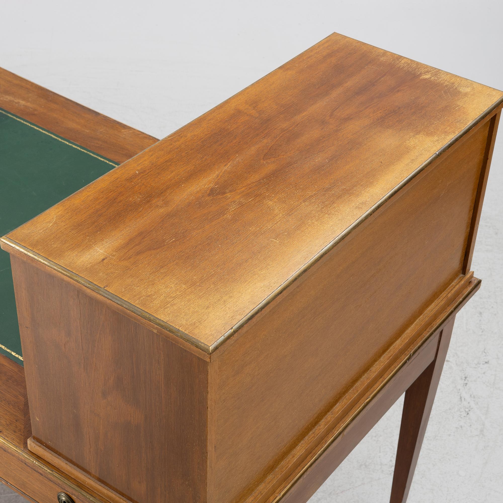 Skrivbord med uppsats, gustaviansk stil, 1900-tal.