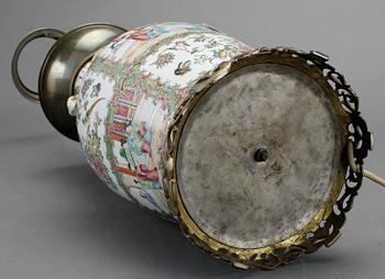 BORDSLAMPA/URNA, porslin, Kina, 1800-talets andra hälft.