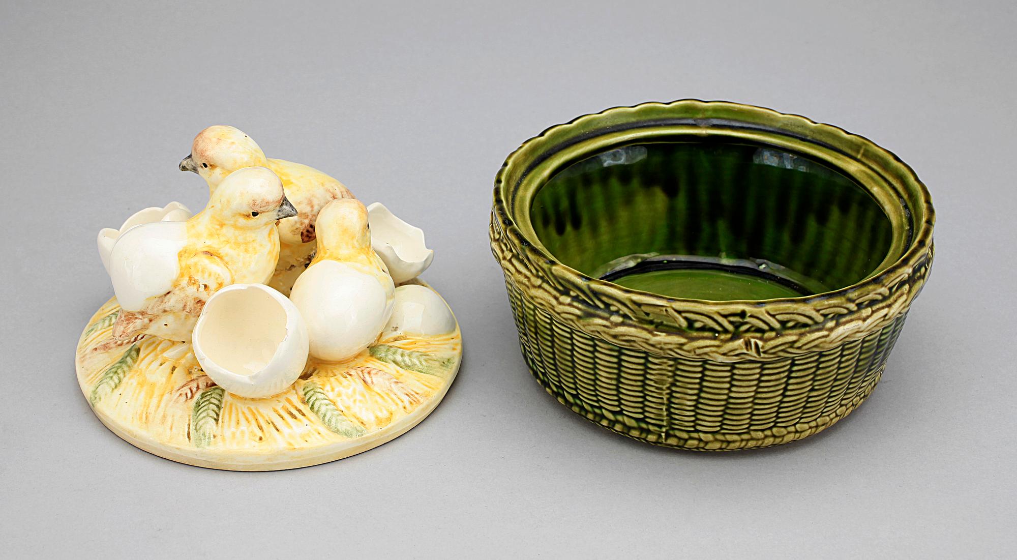 ÄGGKORG, fajans, 1900-talets första hälft, otydl märkning.