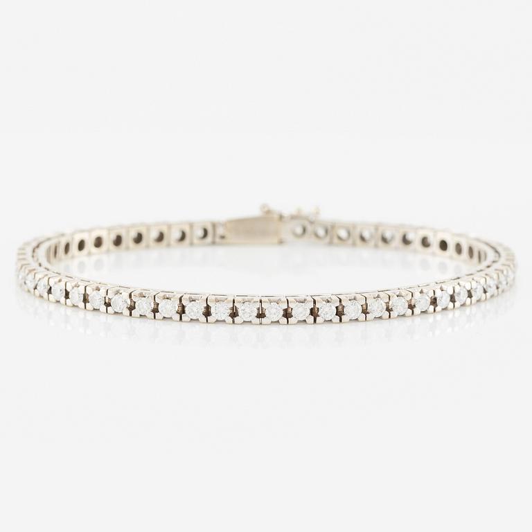Tennis bracelet 18K white gold with round brilliant-cut diamonds.