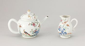 TEKANNA samt GRÄDDKANNA, porslin, Kina, Qianlong, 1700-tal.
