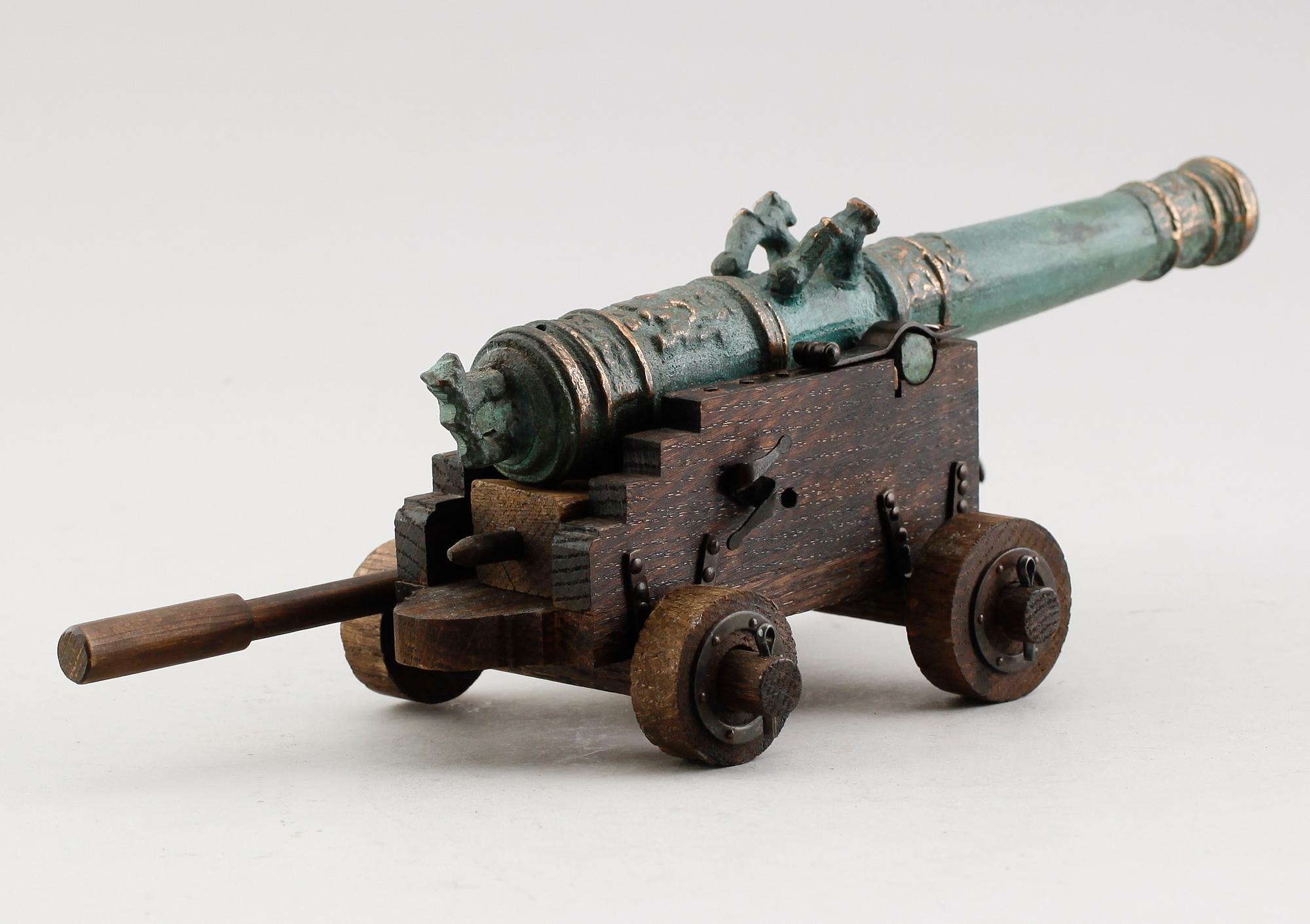 KANON, brons, kopia av vasakanon från 1620, Svensk Metallkonst AB, Carlscrona, 1900-talets andra hälft.