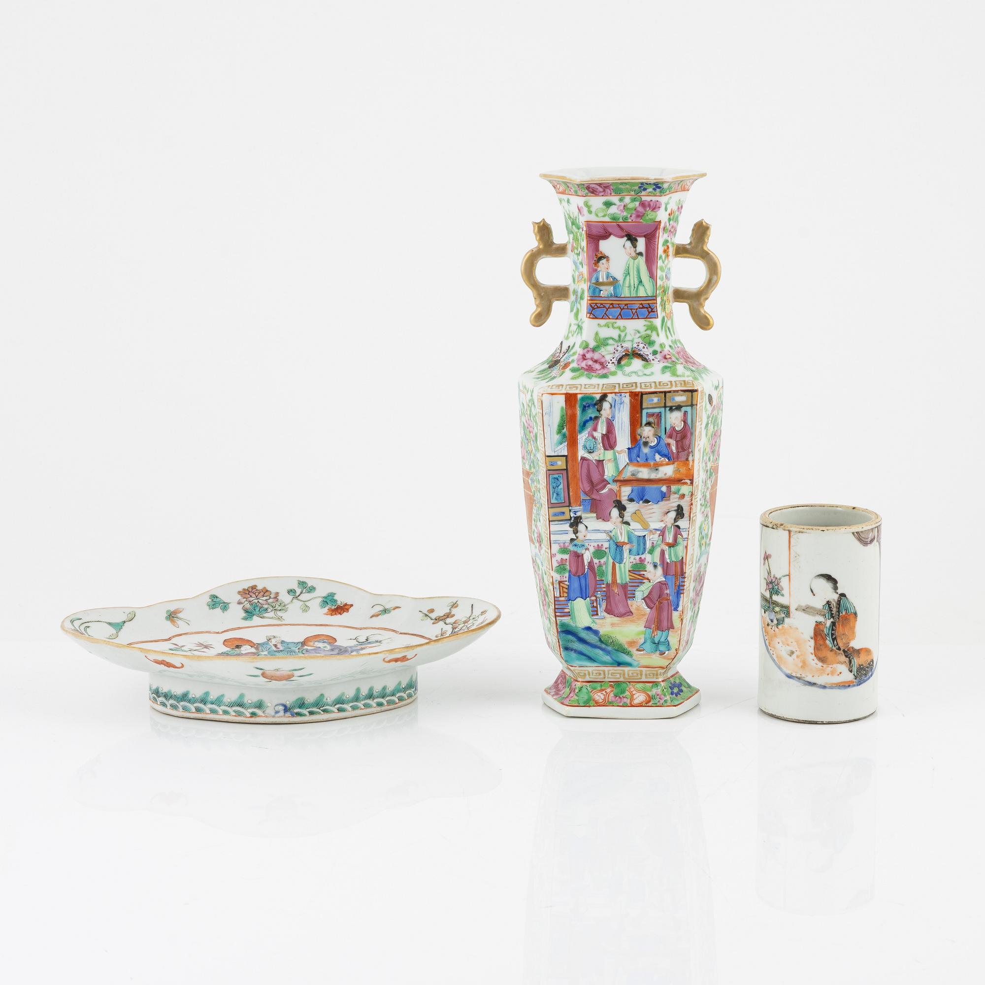Two porcelain vases and a dish, Qing dynasty, 19th Century.