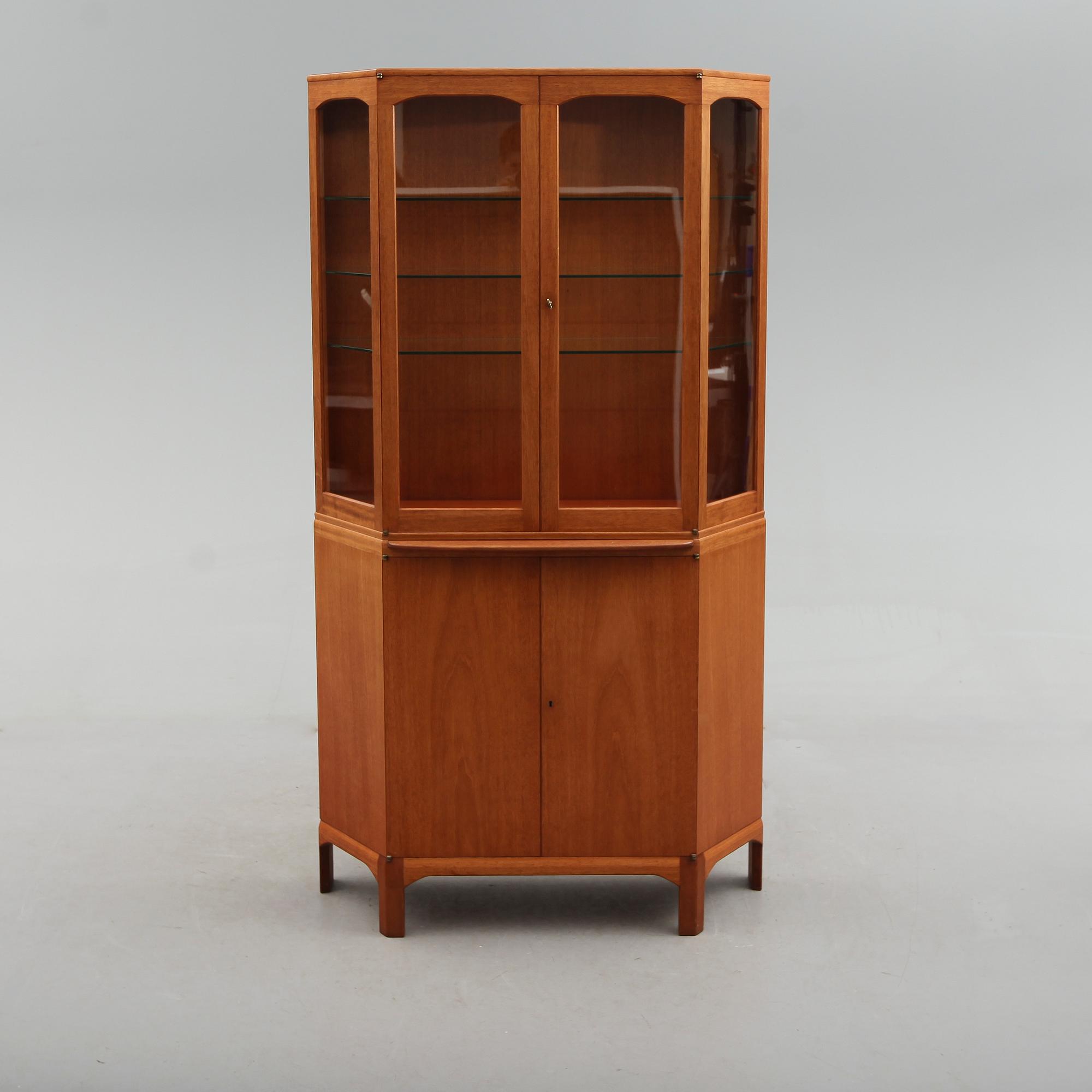 VITRINSKÅP, "Undantaget", Carl Malmsten, 1900-talets andra hälft.