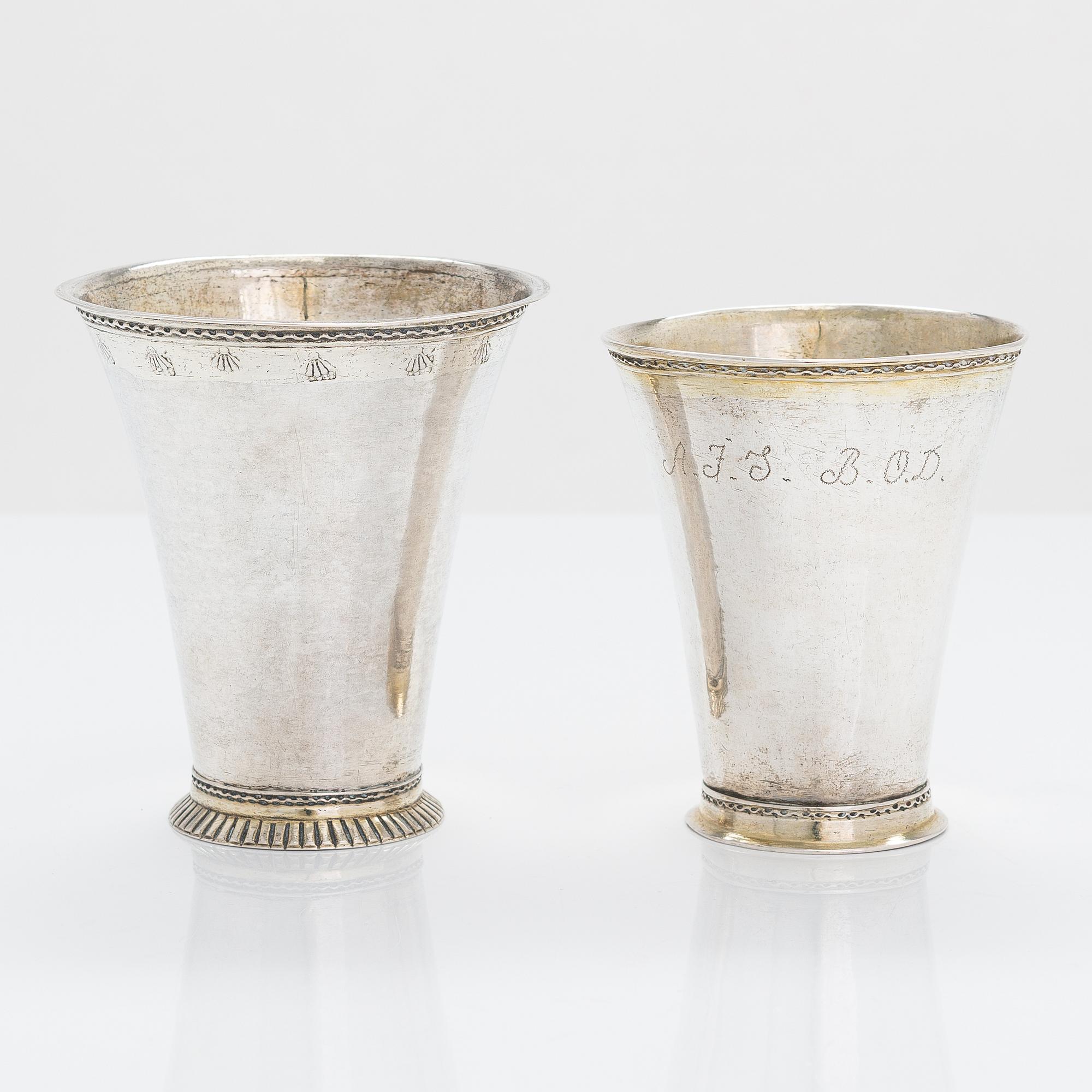 Bägare, 2 st, silver, M. Simons, Piteå (1756-59) och Arvid Floberg, Stockholm (1763-1802).