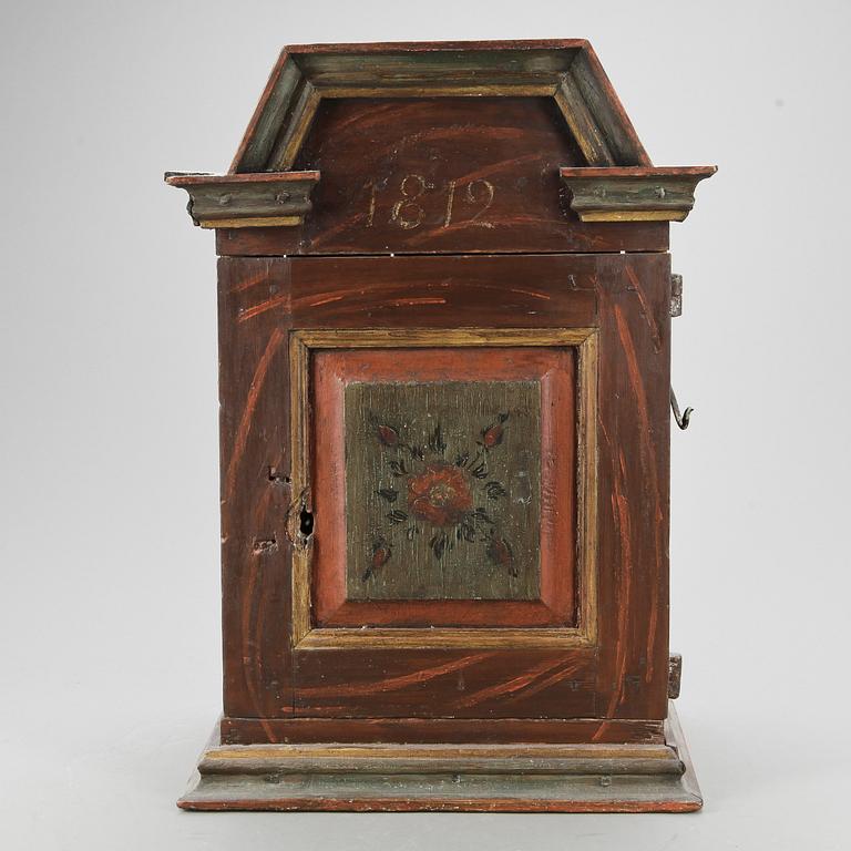 HÄNGSKÅP, allmoge, bär datering 1812.