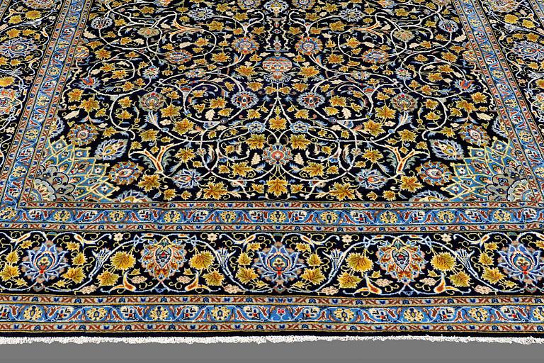 A CARPET, Kashan, ca 395 x 260 cm.