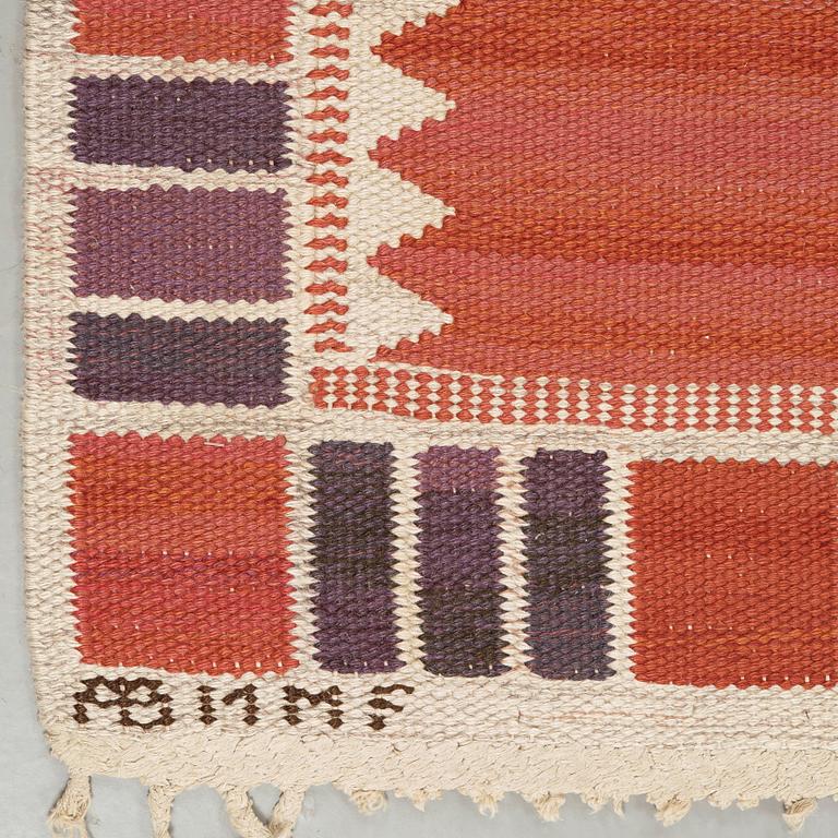 Barbro Nilsson, MATTA. "Salerno kallröd med enkel bård". Rölakan. 315,5 x 217,5 cm. Signerad AB MMF BN.