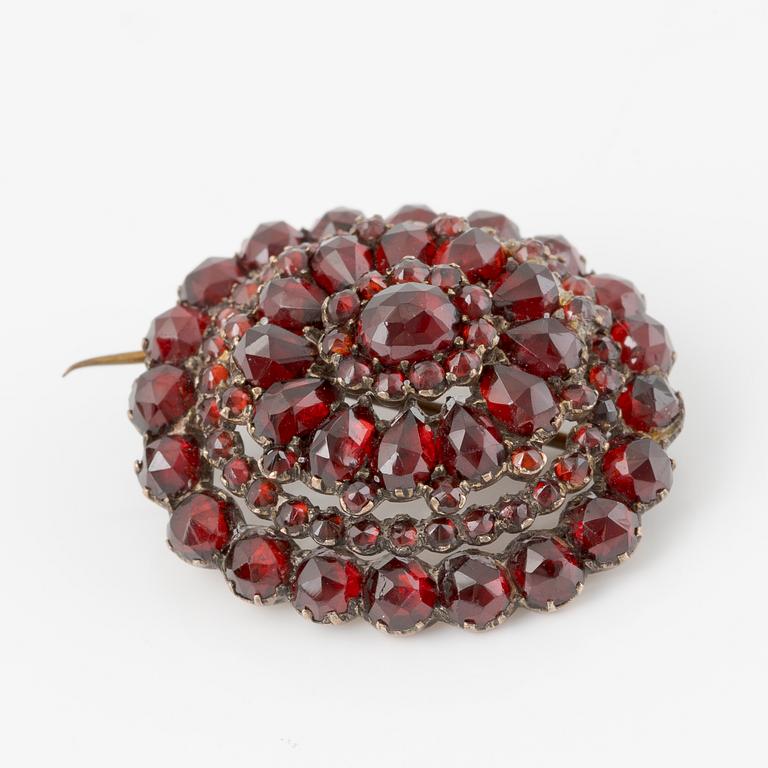 Garnityr med granater, armband, armring, broscher 2 st.