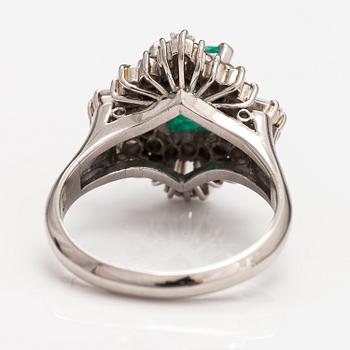 Ring, platina, smaragd ca 1.15 ct, diamanter ca 1.00 ct tot.