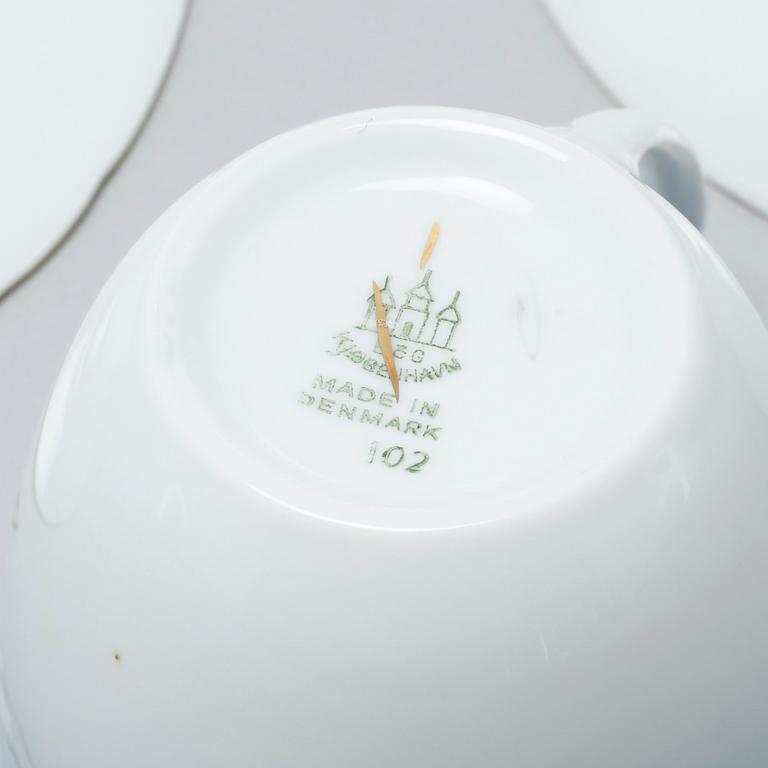 80 pieces of porcelain tableware from Bing & Gröndahl, model "Måsen", second half of the 20th century.
