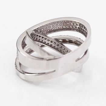 An 18K white gold ring with diamonds ca. 1.66 ct in total.
