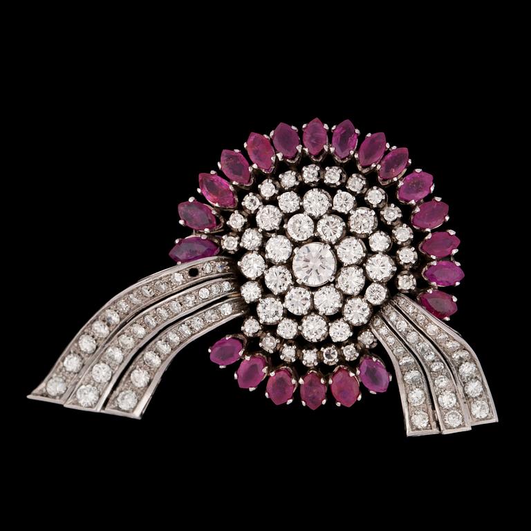 BROSCH, briljantslipade diamanter, tot. ca 6.50 ct, med navetteslipade rubiner, 1950-60-tal.