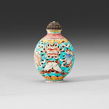 A famille rose snuff bottle, late Qing dynasty.