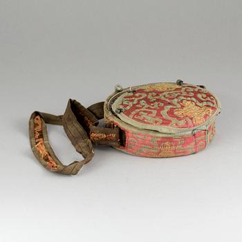 BÖNEBOX, försilvrad koppar, Tibet, 1900-tal.