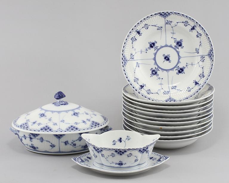 SERVISDELAR, 13 st, porslin, "Musselmalet", Royal Copenhagen, Danmark, 1900-tal.