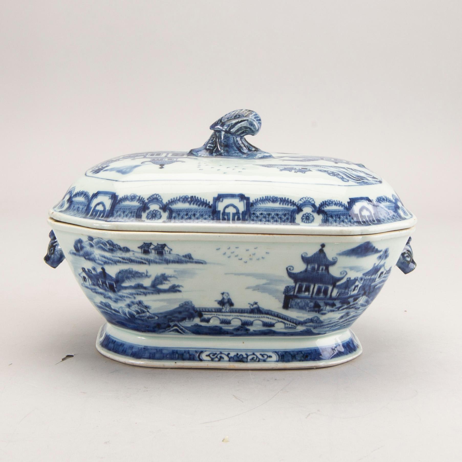Terrrin med lock Kina Qianlong (1736-95) porslin.