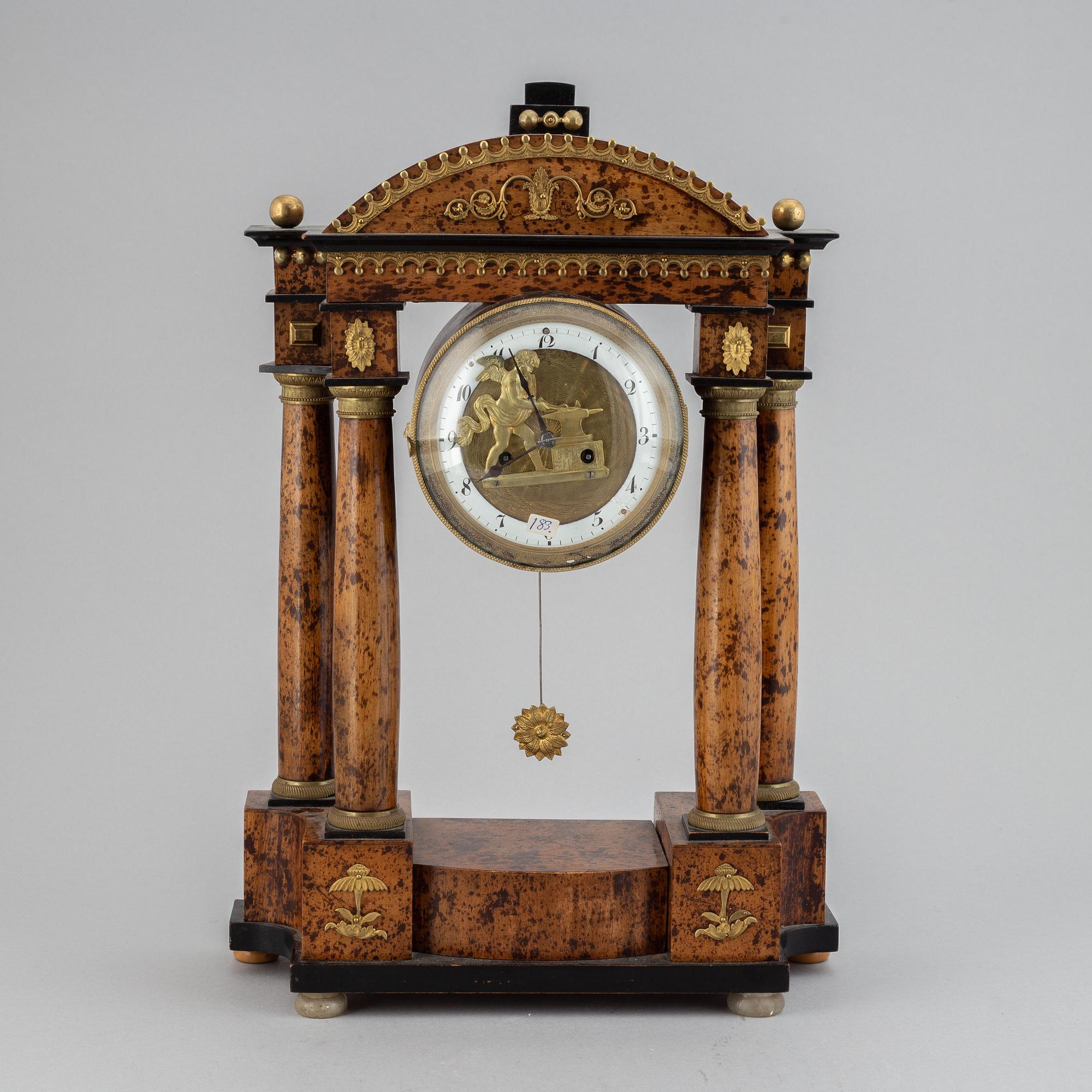 A Biedermeier pendulum clock, probably Germany / Austria. First half of the 19th century.