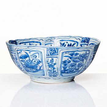 A large blue and white kraak bowl, Ming dynasty, Wanli (1572-1622).