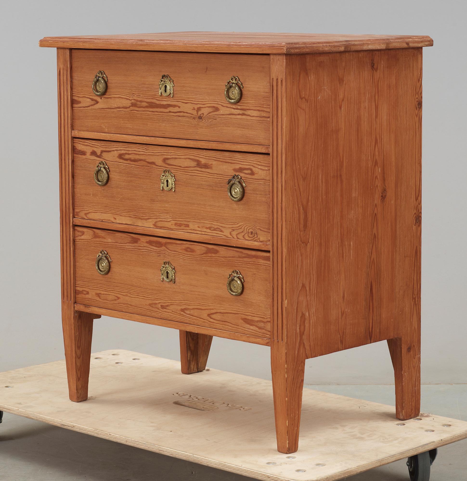 BYRÅ, sengustaviansk stil, omkring 1900.