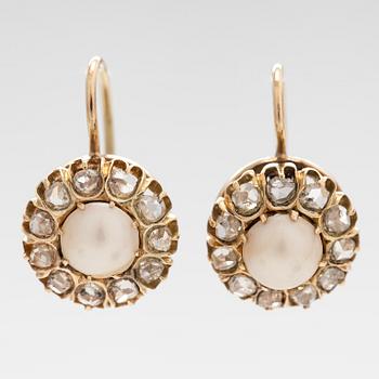 Örhängen, 14K guld med odlade halvpärlor och rosenslipade diamanter.
