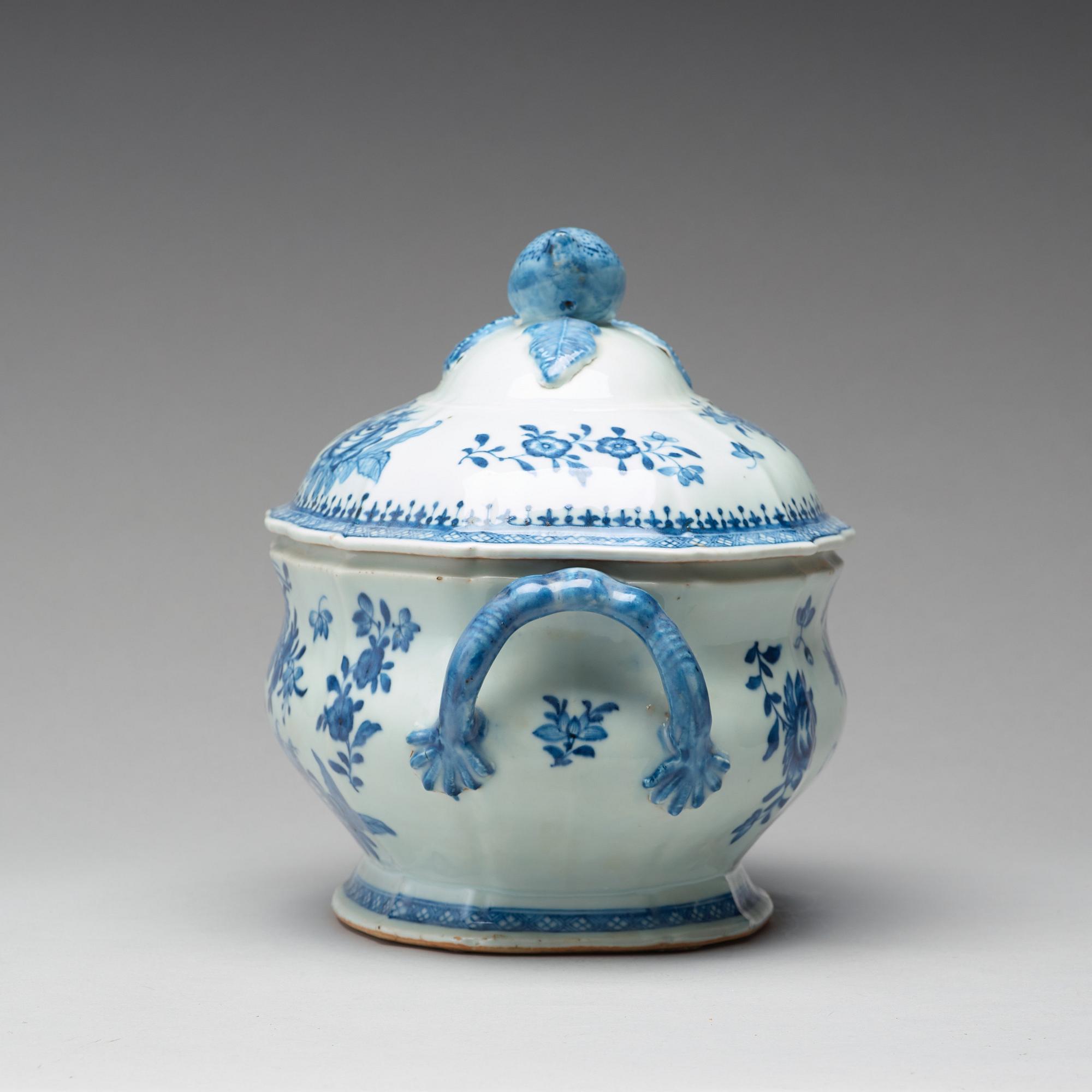 A blue and white tureen with cover,  Qing dynasty, Qianlong (1736-1795).