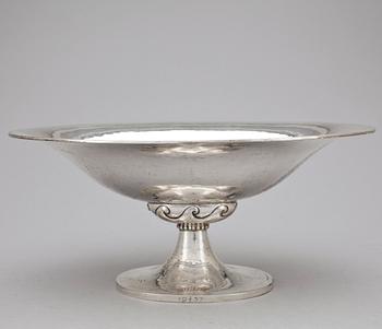 SKÅL PÅ FOT, silver, Bh Edlund, Stockholm, 1925. Vikt ca 478g.