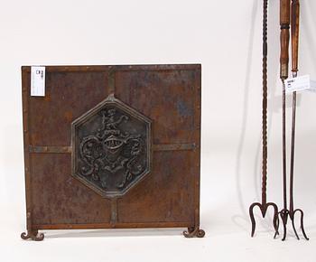 BRASSKÄRM MED ELDGAFFLAR, 4 delar, järn, 1800-1900-tal.