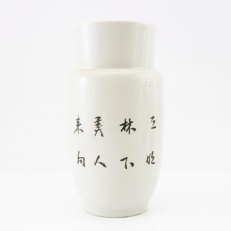 A set of 3 Chinese jars with covers, 20th century.