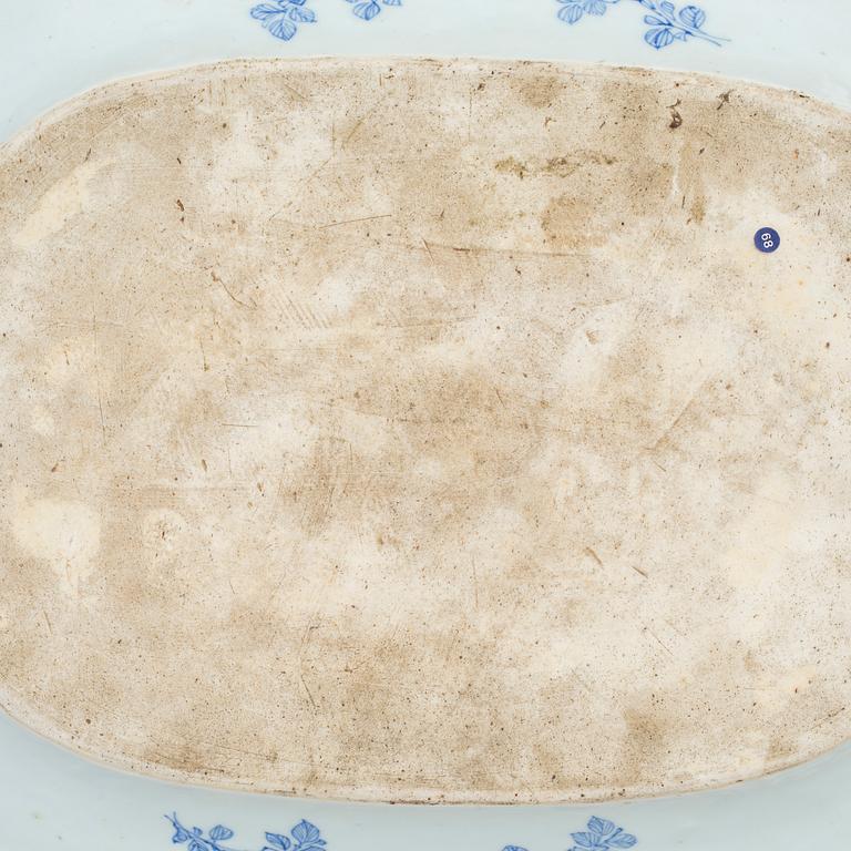 A blue and white serving dish, Qing dynasty, Qianlong (1736-95).