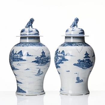 Urnor med lock, två stycken snarlika, porslin. Kina, Qingdynastin, Qianlong (1736-95).