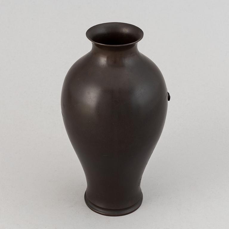 A Japanese bronze vase. 20th century.