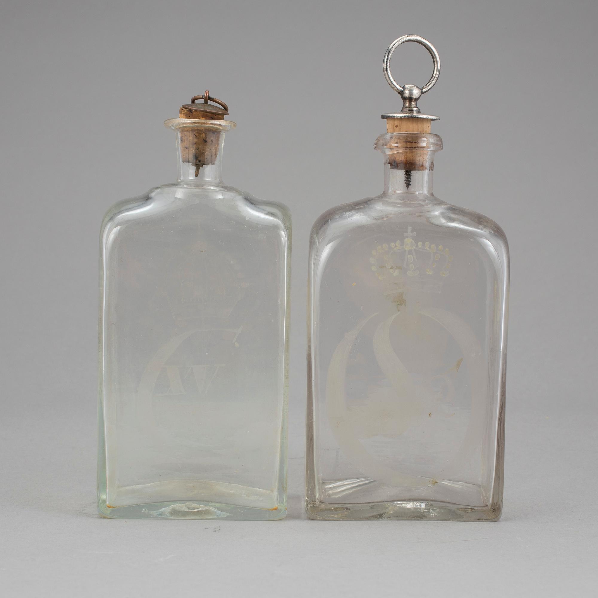 BRÄNNVINSFLASKOR, 2 st, glas, 18/1900-tal.