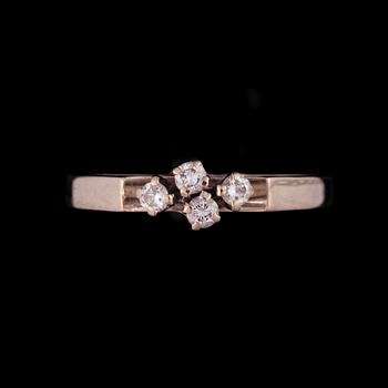 RING, vitguld 18K, 4 små diamanter, enligt gravyr 0,1 ct. Åbo 1977. Vikt 2,7 g.