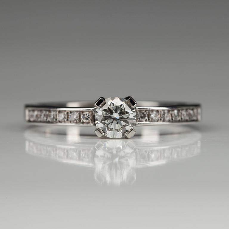 RING, vitguld 14K, med briljantslipade diamanter. Mittstenen 0,40 ct, sidostenarna tot. 0,14 ct. Vikt 3,3 g. Intyg.
